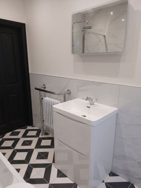 A monochrome bathroom we never got round to sharing, and it’s too good to keep to ourselves. A walk-in shower with a classic exposed chrome…