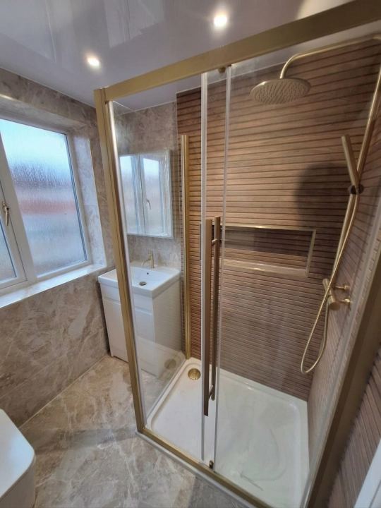 Another catch-up post from a recent renovation. Warm marble-effect tiles from floor to ceiling, a feature wall of rich wood-effect slats and…